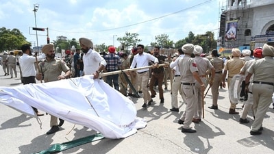 The protesters had laid siege to the busy traffic junction for three days since the police crackdown on Amritpal and his supporters. (Sanjeev Sharma/ Hindustan Times) The protesters had laid siege to the busy traffic junction for three days since the police crackdown on Amritpal and his supporters. (Sanjeev Sharma/ Hindustan Times)