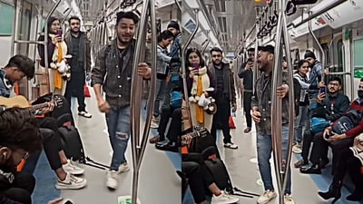 The image, taken from the viral video, shows a man singing Atif Aslam and Alka Yagnik’s hit song inside the metro. (Instagram/@kardiyaprank)