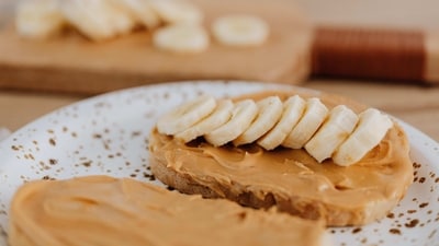 Banana and almond butter: Bananas are rich in carbohydrates and potassium, which can help replace lost electrolytes after a workout. Almond butter provides protein and healthy fats to help sustain energy levels. (Pexels) Banana and almond butter: Bananas are rich in carbohydrates and potassium, which can help replace lost electrolytes after a workout. Almond butter provides protein and healthy fats to help sustain energy levels. (Pexels)