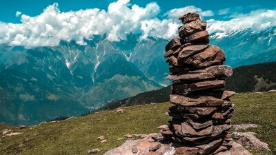 Kuari Pass Trek: The Kuari Pass Trek is another popular trek in the Garhwal region of Uttarakhand. The trek takes you through lush forests, alpine meadows, and snow-covered peaks. The highlight of the trek is the Kuari Pass, which offers panoramic views of the Nanda Devi and Dronagiri peaks.&nbsp; (Pexels)