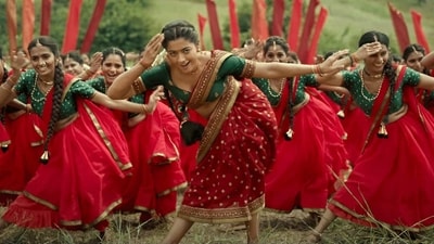 Rashmika Mandanna reacted to a fan asking her to dance to Saami Saami. Rashmika Mandanna reacted to a fan asking her to dance to Saami Saami.