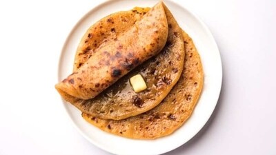 Bobbattu or Holige: Bobbattu is a sweet flatbread stuffed with a filling made of jaggery and coconut or chana dal and sugar. It is a popular dish during festivals and is often served with ghee or milk. (Unsplash) Bobbattu or Holige: Bobbattu is a sweet flatbread stuffed with a filling made of jaggery and coconut or chana dal and sugar. It is a popular dish during festivals and is often served with ghee or milk. (Unsplash)