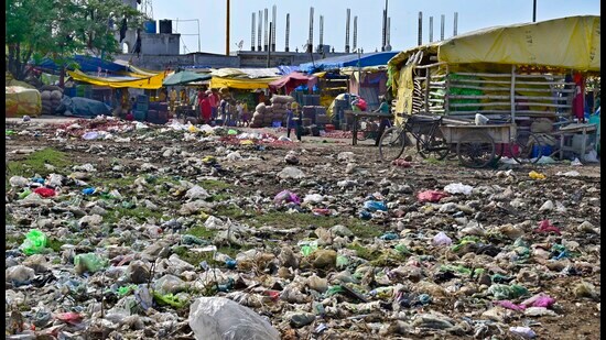 Vegetable market in bad condition near Jalandhar bypass in Ludhiana. (Gurpreet Singh/HT)