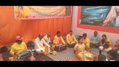 Bhajans dedicated to Goddess Durga being presented at Alopi Devi temple in Prayagraj on first day of Chaitra Navratri. (HT photo) Bhajans dedicated to Goddess Durga being presented at Alopi Devi temple in Prayagraj on first day of Chaitra Navratri. (HT photo)
