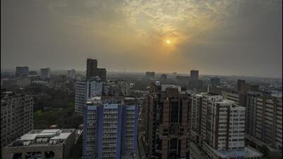 Delhi residents woke up to haze and a cloudy sky on Wednesday. (Raj K Raj/HT Photo) Delhi residents woke up to haze and a cloudy sky on Wednesday. (Raj K Raj/HT Photo)