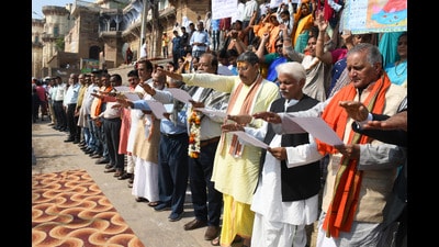 On the occasion of World Water Day a human chain was organised at Tulsi Ghat , in Varanasi, on Wednesday (HT Photo) On the occasion of World Water Day a human chain was organised at Tulsi Ghat , in Varanasi, on Wednesday (HT Photo)