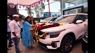 People purchase a vehicle on the occasion of Gudi Padwa on Wednesday. (HT PHOTO) People purchase a vehicle on the occasion of Gudi Padwa on Wednesday. (HT PHOTO)