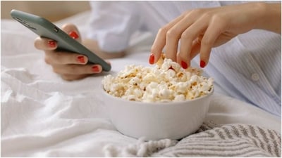 Air-Popped Popcorn: Air-popped popcorn is a low-calorie, whole-grain snack that can be seasoned with spices like cinnamon or chilli powder for added flavour. Avoid adding butter or other high-calorie toppings. (Pexels) Air-Popped Popcorn: Air-popped popcorn is a low-calorie, whole-grain snack that can be seasoned with spices like cinnamon or chilli powder for added flavour. Avoid adding butter or other high-calorie toppings. (Pexels)