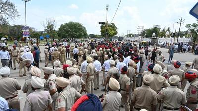 Punjab Police personnel clearing Sohana Chowk in Mohali town of Amritpal Singh’s supporters on Tuesday. (Sanjeev Sharma/HT) Punjab Police personnel clearing Sohana Chowk in Mohali town of Amritpal Singh’s supporters on Tuesday. (Sanjeev Sharma/HT)