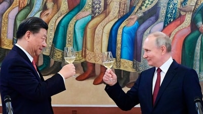Russia-Ukraine War: Russian President Vladimir Putin, right, and Chinese President Xi Jinping toast during their dinner. (AP) Russia-Ukraine War: Russian President Vladimir Putin, right, and Chinese President Xi Jinping toast during their dinner. (AP)