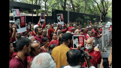 Tension prevailed at Osho Commune on Wednesday as over 300 disciples of late spiritual guru Osho Rajneesh wearing sanyas malas forced their way into his ashram in Pune (HT PHOTO) Tension prevailed at Osho Commune on Wednesday as over 300 disciples of late spiritual guru Osho Rajneesh wearing sanyas malas forced their way into his ashram in Pune (HT PHOTO)