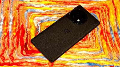The ‘Sonic Black’ colour of this OnePlus model has been specifically captured in the sort of lighting which accentuate the sparkle eminating from the back panel as light reflects off it. (Vishal Mathur/ HT Photo) The ‘Sonic Black’ colour of this OnePlus model has been specifically captured in the sort of lighting which accentuate the sparkle eminating from the back panel as light reflects off it. (Vishal Mathur/ HT Photo)