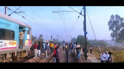 The detached coaches of Shan-e-Punjab train near Karnal on Wednesday. (HT Photo)