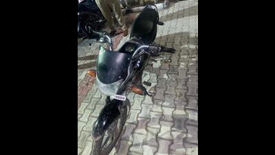 The motorcycle on which Waris Punjab De chief Amritpal Singh fled from Nangal Ambian village on March 18 was found abandoned near a canal 60km away at Darapur village in Phillaur sub division, police said on Wednesday. (HT Photo) The motorcycle on which Waris Punjab De chief Amritpal Singh fled from Nangal Ambian village on March 18 was found abandoned near a canal 60km away at Darapur village in Phillaur sub division, police said on Wednesday. (HT Photo)