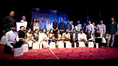 Winners of the art show posing with the guests including Punjab governor Banwarilal Purohit, UT adviser Dharam Pal, and CLKA chairman Bheem Malhotra (Photo: Keshav Singh/HT) Winners of the art show posing with the guests including Punjab governor Banwarilal Purohit, UT adviser Dharam Pal, and CLKA chairman Bheem Malhotra (Photo: Keshav Singh/HT)