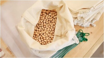 Roasted Chickpeas: Chickpeas are a great source of protein and fibre. Rinse and drain a can of chickpeas, spread them on a baking sheet and bake them in the oven for 25-30 minutes at 400°F (200°C) until crispy. Sprinkle some salt and your choice of seasoning for extra flavour. (Pexels) Roasted Chickpeas: Chickpeas are a great source of protein and fibre. Rinse and drain a can of chickpeas, spread them on a baking sheet and bake them in the oven for 25-30 minutes at 400°F (200°C) until crispy. Sprinkle some salt and your choice of seasoning for extra flavour. (Pexels)