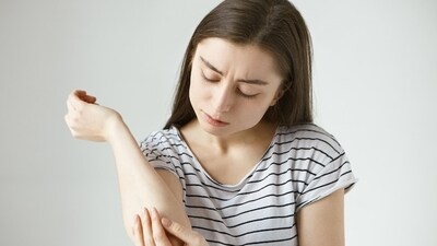 Dry skin: Omega-3 fatty acids help to keep the skin moist and supple. A deficiency in these fatty acids can result in dry, itchy, or scaly skin. (Freepik) Dry skin: Omega-3 fatty acids help to keep the skin moist and supple. A deficiency in these fatty acids can result in dry, itchy, or scaly skin. (Freepik)
