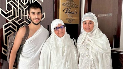 Hina posed outside her home before leaving for the pilgrimage. She clicked photos with her mother and brother. Hina posed outside her home before leaving for the pilgrimage. She clicked photos with her mother and brother.
