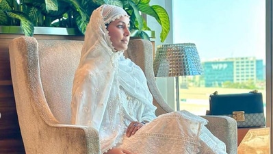 Hina Khan posing in her pure white outfit before the Mecca visit. Hina Khan posing in her pure white outfit before the Mecca visit.
