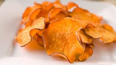 Shakarkandi Chips - Sweet potato chips or shakarkandi chips are a healthy and tasty snack option during Navratri fasts. Thinly sliced sweet potato can be deep-fried or baked until crispy and then seasoned with rock salt, black pepper, and other spices.&nbsp; (Unsplash)