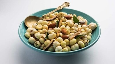 Makhana Chivda - Makhana or fox nuts are a rich source of protein and can be used to make a variety of snacks. Makhana chivda is a crunchy and spicy mixture of roasted makhana, peanuts, and other nuts and spices.&nbsp; (Unsplash)