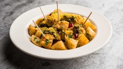 Aloo Chaat - Aloo chaat is a popular street food snack in India, and it can also be enjoyed during Navratri fasts. Boiled and diced potatoes are mixed with spices, chutneys, and topped with roasted peanuts and pomegranate seeds to create a sweet and tangy snack.&nbsp; (Unsplash)