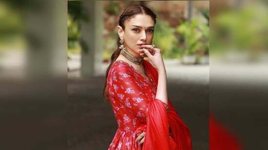 Fans were mesmerised by her beauty and flooded the comment section with their praises. While one of them called her, "Noor jahan," another wrote, "Anarkali."&nbsp;(Instagram/@aditiraohydari)