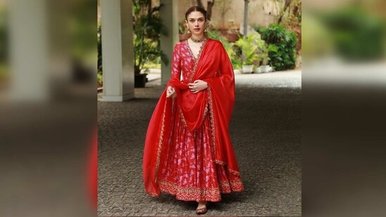 Aditi Rao Hydari paired her look with a handcrafted organza silk dupatta from their latest collection, Utsav.&nbsp;(Instagram/@aditiraohydari)