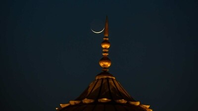 The crescent moon holds a lot of religious significance in Islam.&nbsp; (Raj K Raj / HT)