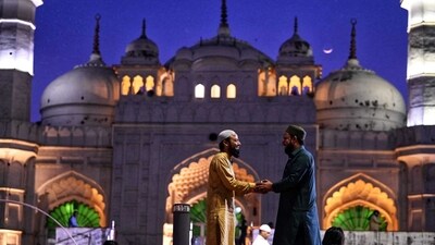 People of the Islamic faith observe fast or Roza along with their friends and family. (Deepak Gupta/ HT)