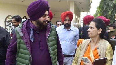 Navjot Singh Sidhu and his wife Navjot Kaur are seen.