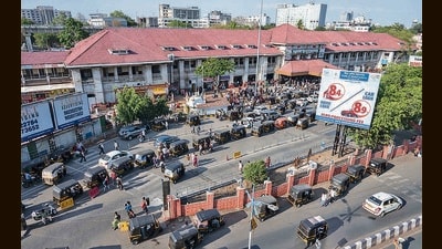 Cars and auto-rickshaws halt haphazardly at Pune railway station. (Pratham Gokhale/HT Photo) Cars and auto-rickshaws halt haphazardly at Pune railway station. (Pratham Gokhale/HT Photo)
