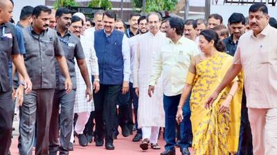 Fadnavis waited for a few minutes for Thackeray to alight from his car and greeted him. (Twitter)