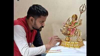 Finishing touches being given to the 14-inch Durga idol with Gulabi Minakari work (HT Photo)
