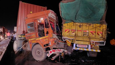 Four people including a minor from Pune district died and eleven others were injured in an accident on Pune-Ahmednagar road (HT PHOTO)