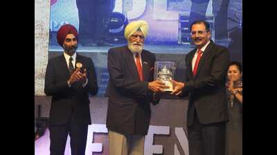 Lt. Gen Devendra Sharma, General Officer in Command, Vajra Corps (R)  honouring Lt.Gen (Rtd) J.S.Dhillon at Ferozepur on Thursday. (HT Photo)