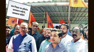 Mumbai, India - March 23, 2023: Maharashtra Minister Nitesh Rane and State BJP President Chandrashekhar Bawankule along with party activists protest against love jihad, demand implementation of restrictions against it and extend support to minister Mangal Prabhat Lodha’s decision outside the Vijaydurg Bungalow, Nariman Point, in Mumbai, India, on Thursday, March 23, 2023. (Photo by Bhushan Koyande/HT Photo) (HT PHOTO) Mumbai, India - March 23, 2023: Maharashtra Minister Nitesh Rane and State BJP President Chandrashekhar Bawankule along with party activists protest against love jihad, demand implementation of restrictions against it and extend support to minister Mangal Prabhat Lodha’s decision outside the Vijaydurg Bungalow, Nariman Point, in Mumbai, India, on Thursday, March 23, 2023. (Photo by Bhushan Koyande/HT Photo) (HT PHOTO)