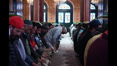 Muslims offering prayers inside the Dastigeer Sahib Shrine during the first day of Ramadan in Srinagar on Thursday. While a majority of Muslim population began fasting in Jammu and Kashmir on Thursday, some will start on Friday. (Waseem Andrabi /HT) Muslims offering prayers inside the Dastigeer Sahib Shrine during the first day of Ramadan in Srinagar on Thursday. While a majority of Muslim population began fasting in Jammu and Kashmir on Thursday, some will start on Friday. (Waseem Andrabi /HT)