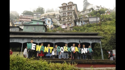 Protestors demanding the formation of Gorkhaland state comprising the Darjeeling district and parts of the Dooars at Darjeeling rail station on October 03, 2015. (Samir Jana/Hindustan Times)