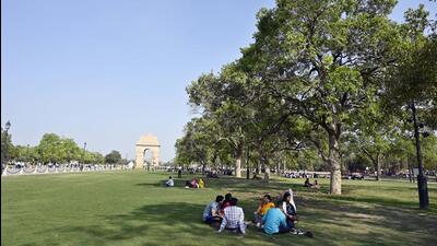 The IMD forecast for Friday shows a maximum of 28°C is expected during the day, while the minimum temperature will stay around 16°C. (Sanjeev Verma/HT Photo) The IMD forecast for Friday shows a maximum of 28°C is expected during the day, while the minimum temperature will stay around 16°C. (Sanjeev Verma/HT Photo)