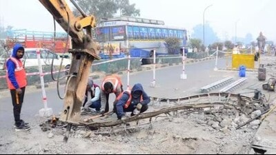 The police have issued a traffic diversion plan and deployed staff at the Dhandhari bridge for convenience of commuters in Ludhiana. (HT file photo for representation) The police have issued a traffic diversion plan and deployed staff at the Dhandhari bridge for convenience of commuters in Ludhiana. (HT file photo for representation)
