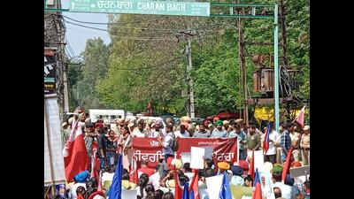 The protesters, under the banner of Punjabi University Bachao Morcha consist of student unions, teaching and non-teaching staff and pensioners, are demanding to increase the university’s annual grant from  ₹164 crore to  ₹360 crore. (HT Photo)