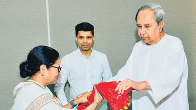 West Bengal chief minister Mamata Banerjee meets her Odisha counterpart Naveen Patnaik, in Bhubaneswar on Thursday. (ANI)