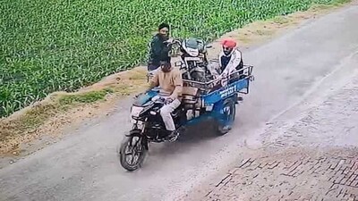 Amritpal Singh fled in a bike on Saturday and then travelled in a motorised three-wheeler cart. This photo surfaced on Wednesday after the bike was found. Amritpal Singh fled in a bike on Saturday and then travelled in a motorised three-wheeler cart. This photo surfaced on Wednesday after the bike was found.