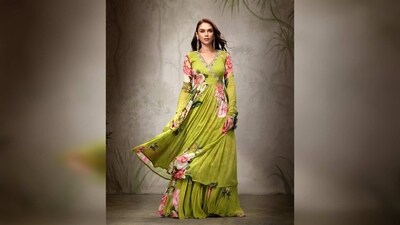 The silhouette is painted with bold floral prints and has an embellished neckline with tassel detail. (Instagram/@aditiraohydari) The silhouette is painted with bold floral prints and has an embellished neckline with tassel detail. (Instagram/@aditiraohydari)