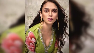 Aditi Rao Hydari elevated her look with statement gold earrings and a small pink bindi. (Instagram/@aditiraohydari) Aditi Rao Hydari elevated her look with statement gold earrings and a small pink bindi. (Instagram/@aditiraohydari)