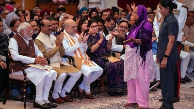 New Delhi: Prime Minister Narendra Modi and Union Ministers applaud as social worker Hirabaiben Ibrahimbhai Lobi from Gujarat walks to receive Padma Shri during Padma Awards 2023 ceremony at Rashtrapati Bhawan, in New Delhi, Wednesday. (PTI)