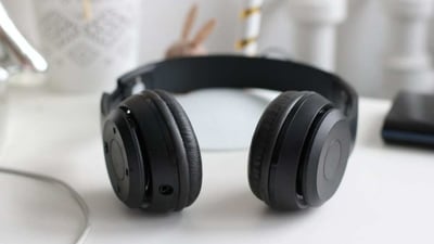 Bluetooth headphones under ₹2000 ensure quality and affordability go hand-in-hand. (Pexels) Bluetooth headphones under ₹2000 ensure quality and affordability go hand-in-hand. (Pexels)