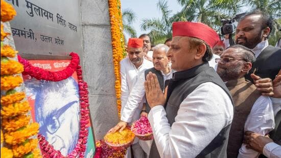 Samajwadi Party chief Akhilesh Yadav offers homage to a portrait of Ram Manohar Lohia. (HT PHOTO)