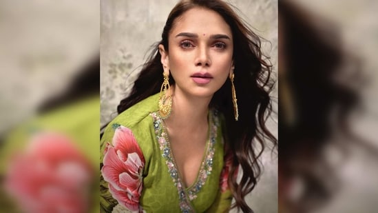 Aditi Rao Hydari elevated her look with statement gold earrings and a small pink bindi.(Instagram/@aditiraohydari)